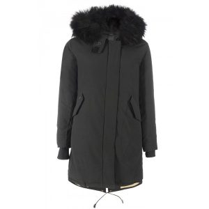 Farebné aj čierne dámske zimné bundy